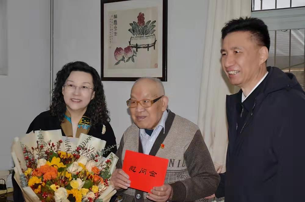濟南產(chǎn)發(fā)集團黨委副書記、總經(jīng)理黃蓓走訪慰問離休老干部、老黨員